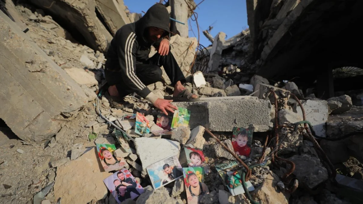 Gazzeli baba, yaklaşık üç yıldır enkaz altındaki çocuklarının izini arıyor